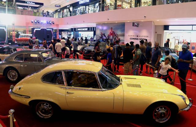 (260718) -- COLOMBO, July 18, 2026 (Xinhua) -- People view classic cars during a show in Colombo, Sri Lanka, on July 18, 2026. A classic car show was held on Saturday at the Havelock City Mall in Colombo. (Photo by Ajith Perera/Xinhua)