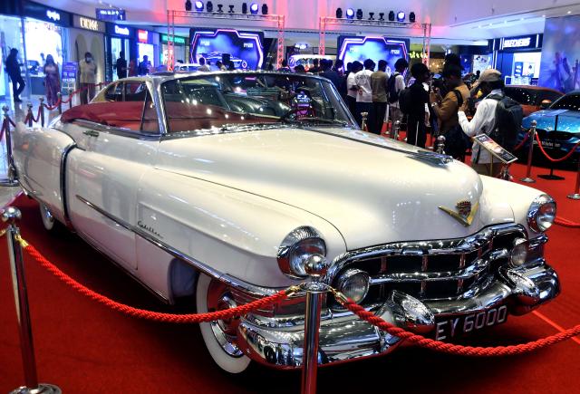 (260718) -- COLOMBO, July 18, 2026 (Xinhua) -- People view classic cars during a show in Colombo, Sri Lanka, on July 18, 2026. A classic car show was held on Saturday at the Havelock City Mall in Colombo. (Photo by Ajith Perera/Xinhua)