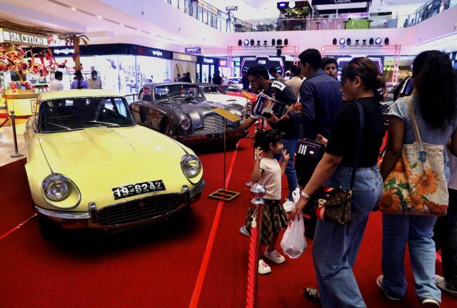 (260718) -- COLOMBO, July 18, 2026 (Xinhua) -- People view classic cars during a show in Colombo, Sri Lanka, on July 18, 2026. A classic car show was held on Saturday at the Havelock City Mall in Colombo. (Photo by Ajith Perera/Xinhua)