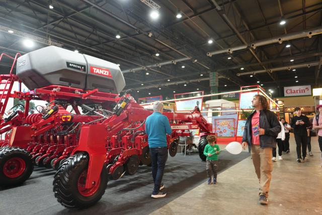 (260718) -- BUENOS AIRES, July 18, 2026 (Xinhua) -- People visit the Livestock, Agriculture and Industry Exhibition in Buenos Aires, Argentina, July 17, 2026. The exhibition is held here from July 16 to 26. (Xinhua/Zhang Duo)