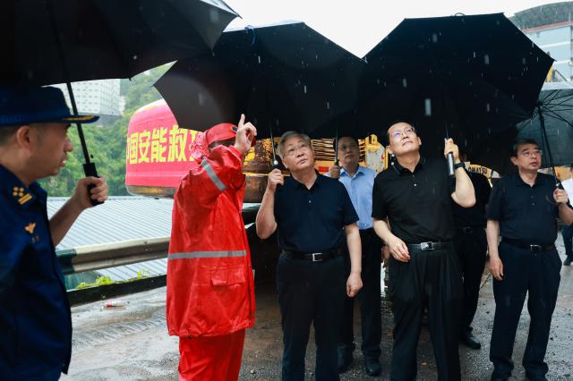 (260718) -- CHONGQING, July 18, 2026 (Xinhua) -- Chinese Vice Premier Zhang Guoqing, also a member of the Political Bureau of the Communist Party of China (CPC) Central Committee, reviews and refines the rescue plan at the disaster site in Pengshui Miao and Tujia Autonomous County, southwest China's Chongqing Municipality, July 18, 2026. Zhang led officials from relevant departments to Pengshui Miao and Tujia Autonomous County in Chongqing on Friday evening to direct on-site search and rescue operations and emergency response work on behalf of the CPC Central Committee and the State Council. (Xinhua/Liu Bin)