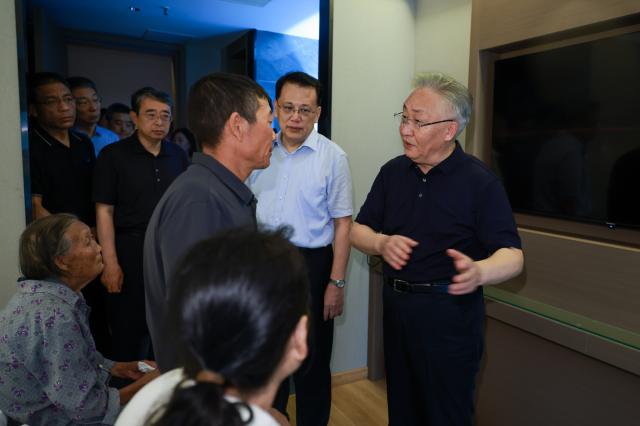 (260718) -- CHONGQING, July 18, 2026 (Xinhua) -- Chinese Vice Premier Zhang Guoqing, also a member of the Political Bureau of the Communist Party of China (CPC) Central Committee, visits evacuated residents at a temporary shelter in Pengshui Miao and Tujia Autonomous County, southwest China's Chongqing Municipality, July 18, 2026. Zhang led officials from relevant departments to Pengshui Miao and Tujia Autonomous County in Chongqing on Friday evening to direct on-site search and rescue operations and emergency response work on behalf of the CPC Central Committee and the State Council. (Xinhua/Liu Bin)