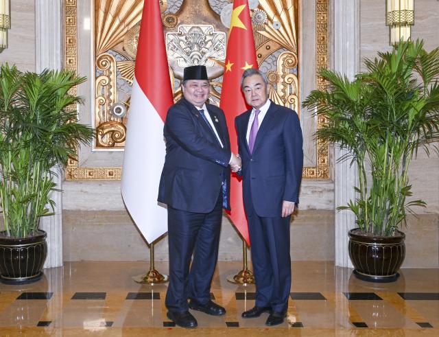 (260718) -- SHANGHAI, July 18, 2026 (Xinhua) -- Chinese Foreign Minister Wang Yi, also a member of the Political Bureau of the Communist Party of China Central Committee, meets with Indonesian Coordinating Minister for Economic Affairs Airlangga Hartarto, who is attending the 2026 World Artificial Intelligence Conference, in Shanghai, east China, July 18, 2026. (Xinhua/Chen Haoming)