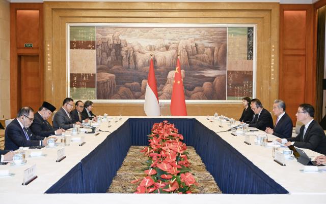 (260718) -- SHANGHAI, July 18, 2026 (Xinhua) -- Chinese Foreign Minister Wang Yi, also a member of the Political Bureau of the Communist Party of China Central Committee, meets with Indonesian Coordinating Minister for Economic Affairs Airlangga Hartarto, who is attending the 2026 World Artificial Intelligence Conference, in Shanghai, east China, July 18, 2026. (Xinhua/Chen Haoming)