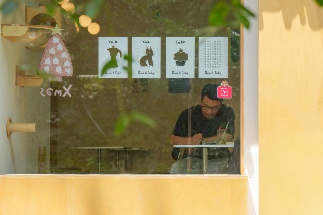 (260718) -- CHENGDU, July 18, 2026 (Xinhua) -- Yuan Xilin studies Spanish in a café in Chengdu, southwest China's Sichuan Province, July 15, 2026. At 34, Yuan Xilin works as a ticket attendant at a Sichuan Opera theater in Chengdu, where he checks tickets, welcomes visitors and helps audiences find their way into the theater.
As Chengdu attracts growing numbers of international visitors interested in traditional Chinese opera and Sichuan Opera, Yuan meets dozens of overseas tourists every day. Hoping to make them feel more at ease, he began learning simple greetings in different languages so he could welcome them in their native tongue.
Yuan's interest in languages began in high school, when he came across a booklet introducing several foreign languages. Drawn to the rhythm of Spanish music and the sound of classical guitar, he developed a particular interest in Spanish.
As China's visa-free transit and other travel facilitation policies have brought more international visitors to the country, Yuan has expanded his language skills from English and Spanish to Italian, French, Portuguese, Russian, Polish and more. What once began with a simple greeting has gradually grown into brief conversations about visitors' experiences in China and introductions to Chengdu's local culture.
For Yuan, language is a bridge between cultures. He believes that even a simple greeting in a visitor's native language can make them feel welcome while creating opportunities for cultural exchange and his own personal growth. (Xinhua/Wang Xi)