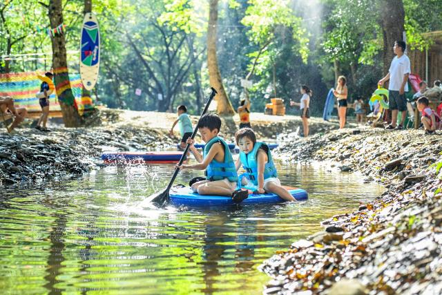 (260718) -- BEIJING, July 18, 2026 (Xinhua) -- Children play at a camping site in Gaoqiao Township of Yichun City, east China's Jiangxi Province, July 17, 2026. (Photo by Zhou Liang/Xinhua)