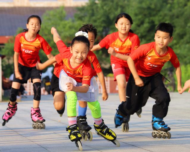 (260718) -- BEIJING, July 18, 2026 (Xinhua) -- Children practise roller skating at a park in Nanyang City, central China's Henan Province, July 18, 2026. (Photo by Gao Song/Xinhua)