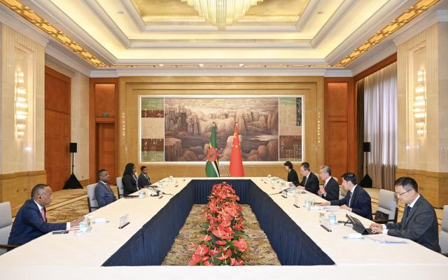 (260718) -- SHANGHAI, July 18, 2026 (Xinhua) -- Chinese Foreign Minister Wang Yi, also a member of the Political Bureau of the Communist Party of China Central Committee, meets with Vince Henderson, foreign minister of the Commonwealth of Dominica, who is in China to attend the World Artificial Intelligence Conference, in Shanghai, east China, July 18, 2026. (Xinhua/Chen Haoming)