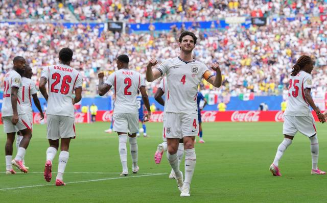 (260719) -- MIAMI, July 19, 2026 (Xinhua) -- Declan Rice (2nd R) of England celerbrates scoring during the bronze final match between France and England at the 2026 FIFA World Cup in Miami, the United States, July 18, 2026. (Xinhua/Hu Xingyu)