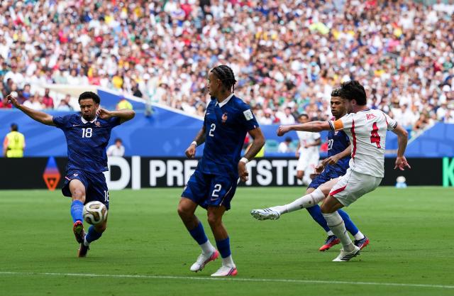 (260719) -- MIAMI, July 19, 2026 (Xinhua) -- Declan Rice (1st R) of England shoots to score during the bronze final match between France and England at the 2026 FIFA World Cup in Miami, the United States, July 18, 2026. (Xinhua/Hu Xingyu)