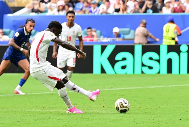 (260719) -- MIAMI, July 19, 2026 (Xinhua) -- Bukayo Saka of England scores a penalty kick during the bronze final match between France and England at the 2026 FIFA World Cup in Miami, the United States, July 18, 2026. (Xinhua/Chen Yichen)