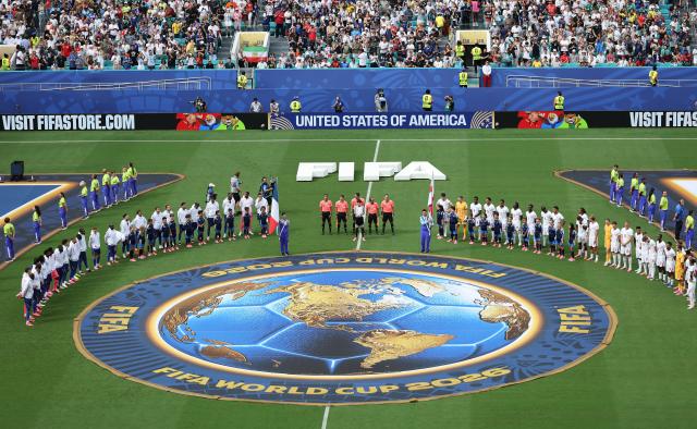 (260719) -- MIAMI, July 19, 2026 (Xinhua) -- Referees, players of France and England are seen before the bronze final match between France and England at the 2026 FIFA World Cup in Miami, the United States, July 18, 2026. (Xinhua/Zhang Fengguo)