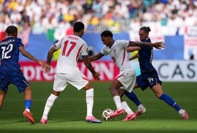 (260719) -- MIAMI, July 19, 2026 (Xinhua) -- Jarell Quansah (2nd R) of England competes during the bronze final match between France and England at the 2026 FIFA World Cup in Miami, the United States, July 18, 2026. (Xinhua/Hu Xingyu)