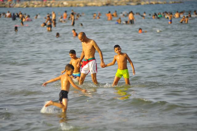 (260719) -- TUNIS, July 19, 2026 (Xinhua) -- People cool off in the sea amid a heat wave in Tunis, Tunisia, July 18, 2026.
  An exceptionally intense heat wave swept across Tunisia, pushing temperatures to nearly 50 degrees Celsius and breaking historical records in multiple regions, local media reported on Saturday. (Photo by Adel Ezzine/Xinhua)