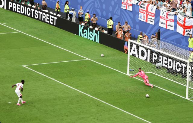 (260719) -- MIAMI, July 19, 2026 (Xinhua) -- Bukayo Saka (L) of England scores a penalty during the bronze final match between France and England at the 2026 FIFA World Cup in Miami, the United States, July 18, 2026. (Xinhua/Zhang Fengguo)