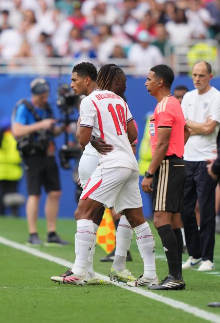 (260719) -- MIAMI, July 19, 2026 (Xinhua) -- Jude Bellingham (front) of England substitutes Eberechi Eze during the bronze final match between France and England at the 2026 FIFA World Cup in Miami, the United States, July 18, 2026. (Xinhua/Hu Xingyu)