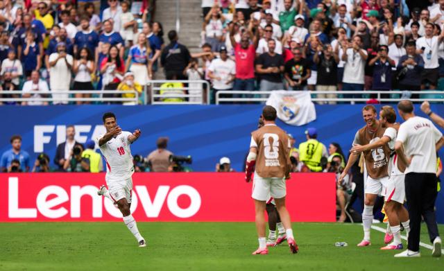 (260719) -- MIAMI, July 19, 2026 (Xinhua) -- Jude Bellingham (1st L) of England celebrates scoring during the bronze final match between France and England at the 2026 FIFA World Cup in Miami, the United States, July 18, 2026. (Xinhua/Hu Xingyu)