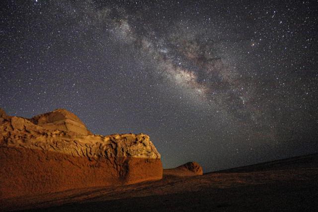 (260719) -- FAYOUM, July 19, 2026 (Xinhua) -- This photo taken on July 18, 2026 shows the Milky Way stretching across the sky above the desert in Fayoum, Egypt. (Xinhua/Ahmed Gomaa)