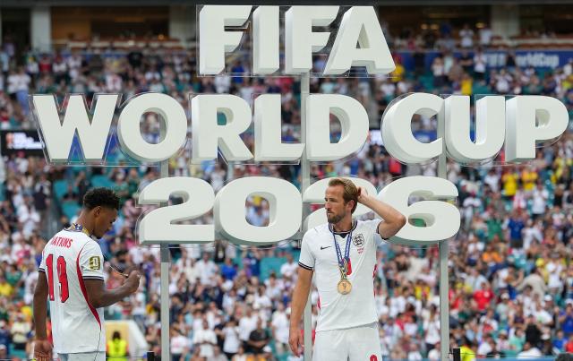 (260719) -- MIAMI, July 19, 2026 (Xinhua) -- Harry Kane (R) and Ollie Watkins of England are pictured with bronze medals on the podium after the bronze final match between France and England at the 2026 FIFA World Cup in Miami, the United States, July 18, 2026. (Xinhua/Hu Xingyu)