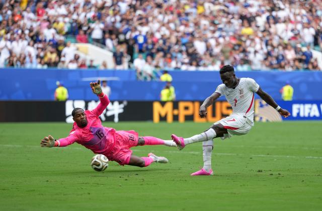 (260719) -- MIAMI, July 19, 2026 (Xinhua) -- Bukayo Saka (R) of England shoots to score during the bronze final match between France and England at the 2026 FIFA World Cup in Miami, the United States, July 18, 2026. (Xinhua/Hu Xingyu)