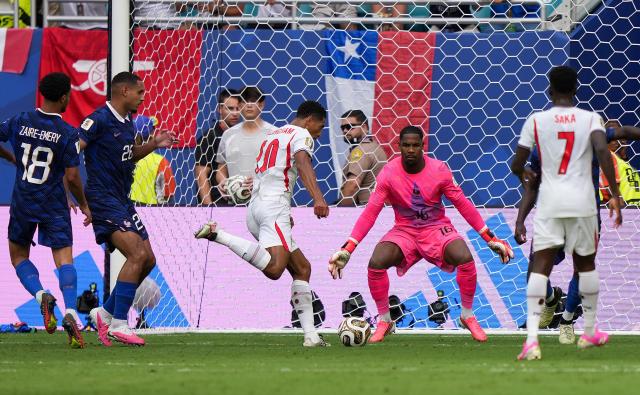 (260719) -- MIAMI, July 19, 2026 (Xinhua) -- Jude Bellingham (3rd L) of England shoots to score during the bronze final match between France and England at the 2026 FIFA World Cup in Miami, the United States, July 18, 2026. (Xinhua/Hu Xingyu)