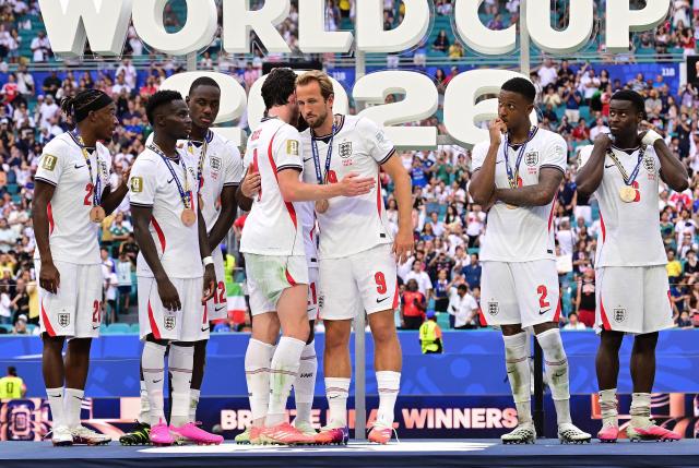 (260719) -- MIAMI, July 19, 2026 (Xinhua) -- Players of England are pictured with bronze medals on the podium after the bronze final match between France and England at the 2026 FIFA World Cup in Miami, the United States, July 18, 2026. (Xinhua/Chen Yichen)