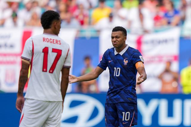 (260719) -- MIAMI, July 19, 2026 (Xinhua) -- Kylian Mbappe (R) of France celebrates his goal during the bronze final match between France and England at the 2026 FIFA World Cup in Miami, the United States, July 18, 2026. (Xinhua/Hu Xingyu)