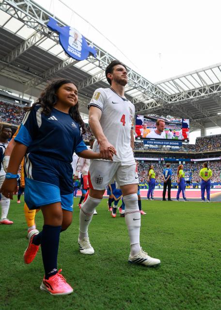 (260719) -- MIAMI, July 19, 2026 (Xinhua) -- Declan Rice (R) of England walks into the field before the bronze final match between France and England at the 2026 FIFA World Cup in Miami, the United States, July 18, 2026. (Xinhua/Hu Xingyu)