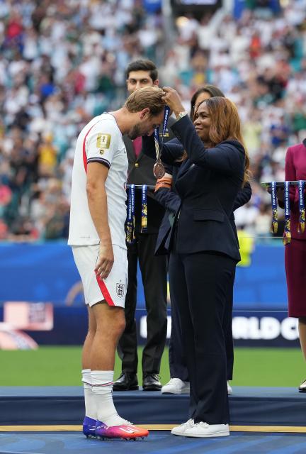 (260719) -- MIAMI, July 19, 2026 (Xinhua) -- Harry Kane (L) of England is presented with a bronze medal after the bronze final match between France and England at the 2026 FIFA World Cup in Miami, the United States, July 18, 2026. (Xinhua/Hu Xingyu)