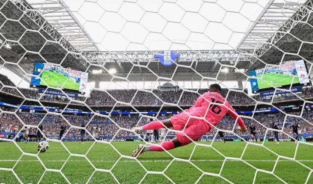 (260719) -- MIAMI, July 19, 2026 (Xinhua) -- Mike Maignan (front) of France fails to save the penalty shot by Bukayo Saka of England during the bronze final match between France and England at the 2026 FIFA World Cup in Miami, the United States, July 18, 2026. (Xinhua/Chen Yichen)