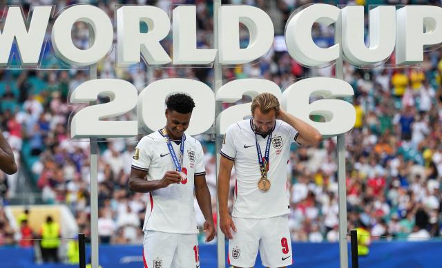 (260719) -- MIAMI, July 19, 2026 (Xinhua) -- Harry Kane (R) and Ollie Watkins of England are pictured with bronze medals on the podium after the bronze final match between France and England at the 2026 FIFA World Cup in Miami, the United States, July 18, 2026. (Xinhua/Hu Xingyu)