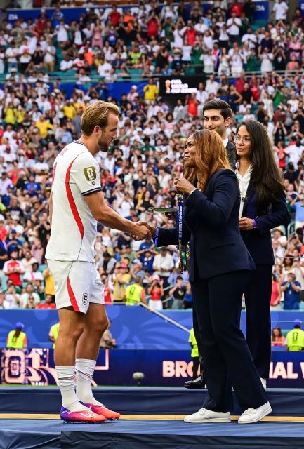(260719) -- MIAMI, July 19, 2026 (Xinhua) -- Harry Kane (L) of England is presented with a bronze medal after the bronze final match between France and England at the 2026 FIFA World Cup in Miami, the United States, July 18, 2026. (Xinhua/Chen Yichen)