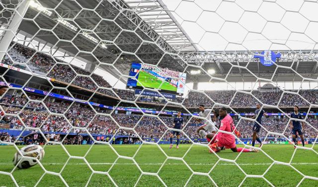 (260719) -- MIAMI, July 19, 2026 (Xinhua) -- Jude Bellingham (back 2nd L) of England scores a goal during the bronze final match between France and England at the 2026 FIFA World Cup in Miami, the United States, July 18, 2026. (Xinhua/Chen Yichen)