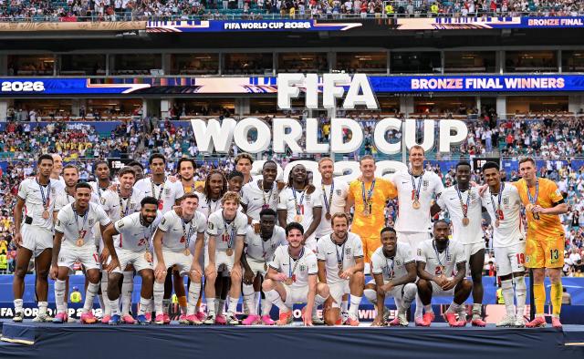 (260719) -- MIAMI, July 19, 2026 (Xinhua) -- Players of England pose for photos on the podium after winning the bronze final match between France and England at the 2026 FIFA World Cup in Miami, the United States, July 18, 2026. (Xinhua/Chen Yichen)