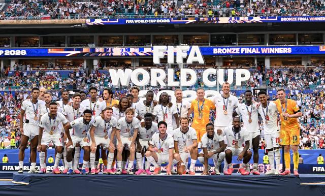 (260719) -- MIAMI, July 19, 2026 (Xinhua) -- Players of England pose for photos on the podium after winning the bronze final match between France and England at the 2026 FIFA World Cup in Miami, the United States, July 18, 2026. (Xinhua/Chen Yichen)