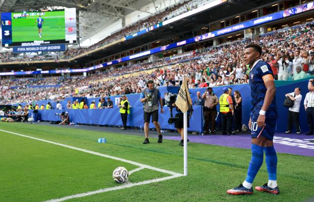 (260719) -- MIAMI, July 19, 2026 (Xinhua) -- Kylian Mbappe of France prepares to take a corner kick during the bronze final match between France and England at the 2026 FIFA World Cup in Miami, the United States, July 18, 2026. (Xinhua/Hu Xingyu)