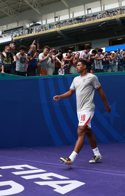(260719) -- MIAMI, July 19, 2026 (Xinhua) -- Jude Bellingham of England enters the field for the bronze final match between France and England at the 2026 FIFA World Cup in Miami, the United States, July 18, 2026. (Xinhua/Hu Xingyu)