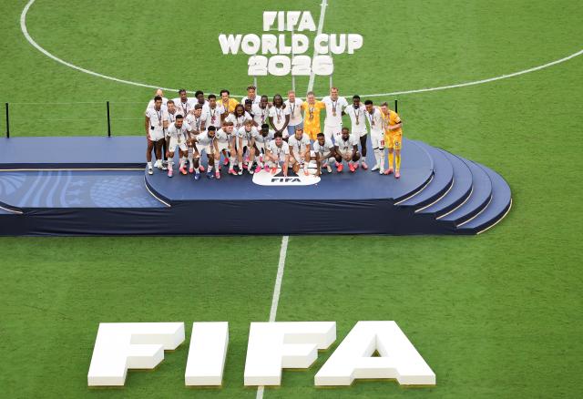 (260719) -- MIAMI, July 19, 2026 (Xinhua) -- Players of England pose for photos on the podium after winning the bronze final match between France and England at the 2026 FIFA World Cup in Miami, the United States, July 18, 2026. (Xinhua/Zhang Fengguo)