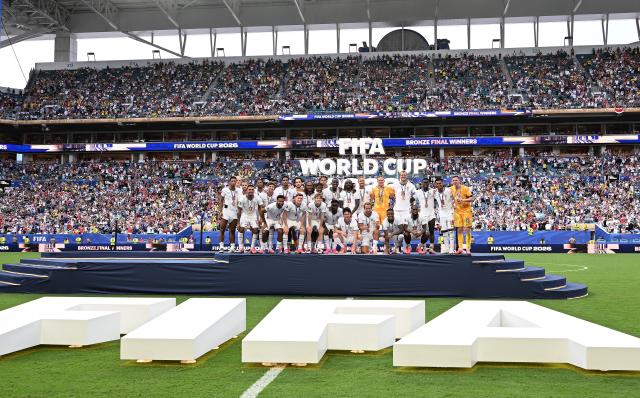(260719) -- MIAMI, July 19, 2026 (Xinhua) -- Players of England pose for photos on the podium after winning the bronze final match between France and England at the 2026 FIFA World Cup in Miami, the United States, July 18, 2026. (Xinhua/Chen Yichen)