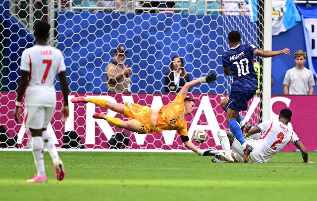 (260719) -- MIAMI, July 19, 2026 (Xinhua) -- Kylian Mbappe (2nd R) of France scores a goal during the bronze final match between France and England at the 2026 FIFA World Cup in Miami, the United States, July 18, 2026. (Xinhua/Chen Yichen)