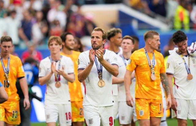 (260719) -- MIAMI, July 19, 2026 (Xinhua) -- Harry Kane (C) of England reacts after the awarding ceremony of the bronze final match between France and England at the 2026 FIFA World Cup in Miami, the United States, July 18, 2026. (Xinhua/Hu Xingyu)