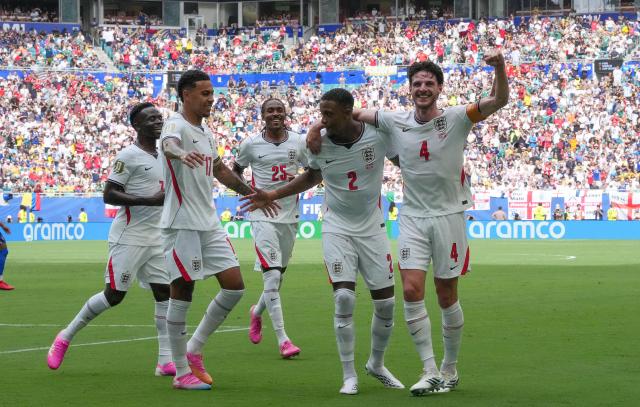 (260719) -- MIAMI, July 19, 2026 (Xinhua) -- Ezri Konsa (2nd R) of England celebrates scoring with his teammates during the bronze final match between France and England at the 2026 FIFA World Cup in Miami, the United States, July 18, 2026. (Xinhua/Hu Xingyu)