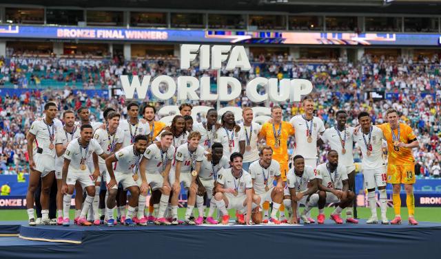 (260719) -- MIAMI, July 19, 2026 (Xinhua) -- Players of England pose for photos on the podium after winning the bronze final match between France and England at the 2026 FIFA World Cup in Miami, the United States, July 18, 2026. (Xinhua/Hu Xingyu)