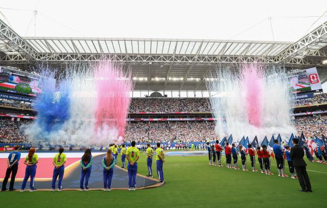 (260719) -- MIAMI, July 19, 2026 (Xinhua) -- Players of France and England are seen before the bronze final match between France and England at the 2026 FIFA World Cup in Miami, the United States, July 18, 2026. (Xinhua/Hu Xingyu)