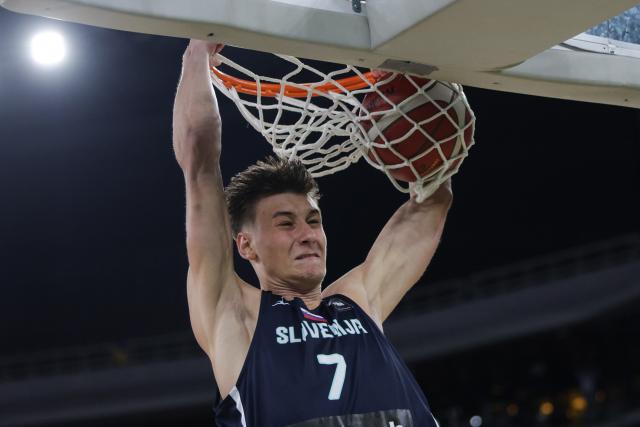 (260719) -- LJUBLJANA, July 19, 2026 (Xinhua) -- Vit Hrabar of Slovenia dunks during the semifinal match between France and Slovenia at FIBA U20 EuroBasket 2026 in Ljubljana, Slovenia, July 18, 2026. (Photo by Zeljko Stevanic/Xinhua)