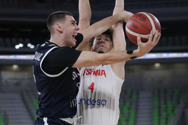 (260719) -- LJUBLJANA, July 19, 2026 (Xinhua) -- Mitar Bosnjakovic (front) of Serbia goes for a layup during the semifinal match between Serbia and Spain at FIBA U20 EuroBasket 2026 in Ljubljana, Slovenia, July 18, 2026. (Photo by Zeljko Stevanic/Xinhua)