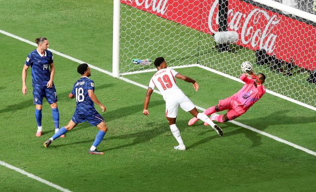 (260719) -- MIAMI, July 19, 2026 (Xinhua) -- Mike Maignan (1st R), goalkeeper of France, makes a save during the bronze final match between France and England at the 2026 FIFA World Cup in Miami, the United States, July 18, 2026. (Xinhua/Zhang Fengguo)