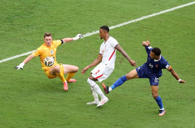 (260719) -- MIAMI, July 19, 2026 (Xinhua) -- Kylian Mbappe (R) of France competes with Ezri Konsa (C) of England and Dean Henderson, goalkeeper of England, during the bronze final match between France and England at the 2026 FIFA World Cup in Miami, the United States, July 18, 2026. (Xinhua/Zhang Fengguo)