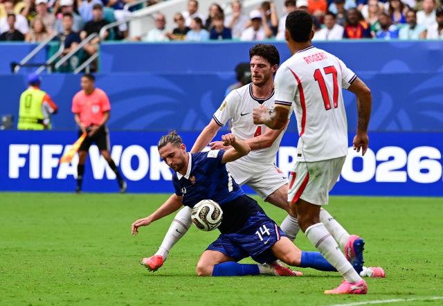 (260719) -- MIAMI, July 19, 2026 (Xinhua) -- Adrien Rabiot (bottom) of France and Declan Rice (C) of England compete during the bronze final match between France and England at the 2026 FIFA World Cup in Miami, the United States, July 18, 2026. (Xinhua/Chen Yichen)