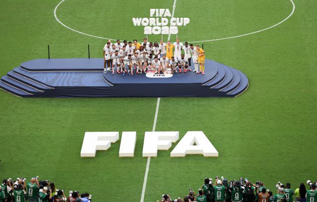 (260719) -- MIAMI, July 19, 2026 (Xinhua) -- Players of England pose for photos on the podium after winning the bronze final match between France and England at the 2026 FIFA World Cup in Miami, the United States, July 18, 2026. (Xinhua/Zhang Fengguo)